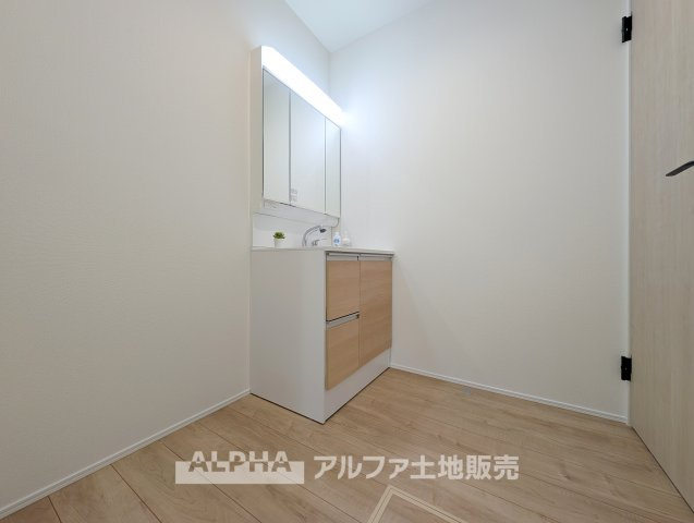 ~瑞穂箱根ヶ崎~Newly Built Homeのランドリースペース|【Laundry space】
◆ランドリースペース◆広々した空間で雨の日でも十分に洗濯物を乾かすことが出来ます。バスルームには浴室換気乾燥機も付いているので重宝しますね。