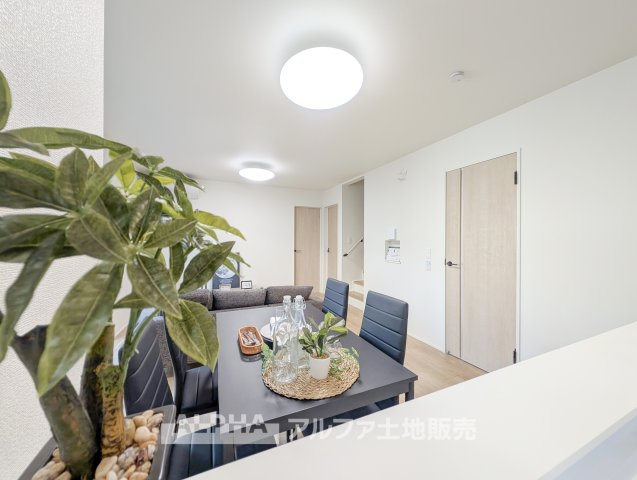 ~瑞穂箱根ヶ崎~Newly Built Homeの居間・リビング|【cozy living】
◆休日は◆仕事から切り離された家族の為だけの場所でゆっくりくつろぎたい。趣味や、習い事で休日を過ごすも楽しいが、結局はここが安らげる。