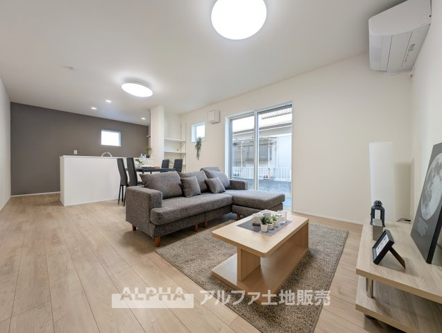 ~瑞穂箱根ヶ崎~Newly Built Homeの居間・リビング|【A home found by chance】
◆偶然見つけた物件で◆思わぬ空間を手に入れたい。愛を育み、人と出会い、新たな命に恵まれる。そんな未来を創造してぬくもりのある住空間を君と共有したい。