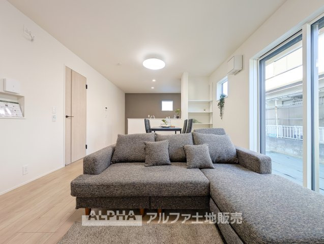 ~瑞穂箱根ヶ崎~Newly Built Homeの居間・リビング|【light a living】
◆明るいリビング◆にペイントして君との時間を有意義に過ごしたい。ここでの暮らしは僕たちにとって宝物になる。