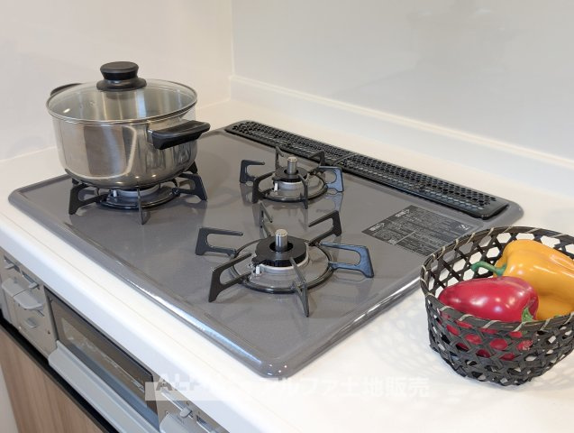 ~瑞穂箱根ヶ崎~Newly Built Homeのキッチン|【gas stove】◆ガスコンロ◆使い勝手に配慮されたガスコンロを備えたキッチン。火力調整がしやすく、毎日の調理がスムーズに進み、家事の時間を心地よく支えてくれます