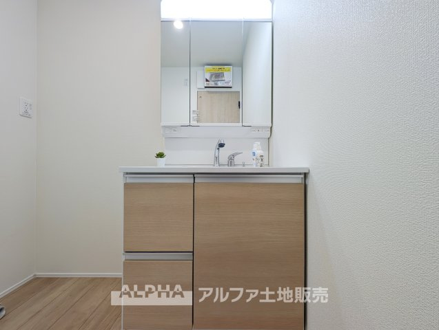 ~瑞穂箱根ヶ崎~Newly Built Homeの独立洗面台|【Vanit】◆洗面台◆身支度がしやすい洗面台は、収納力にも配慮した設計。朝の準備から帰宅後まで、家族みんなが使いやすい空間です。