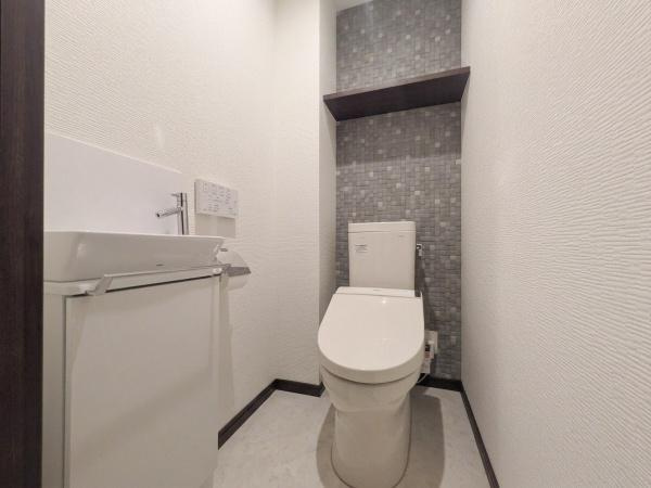 サンパーク大分駅南グラッセのトイレ|モダンなエコカラット壁が印象的なトイレ空間です。
手洗いカウンターが設置されており清潔感があります。