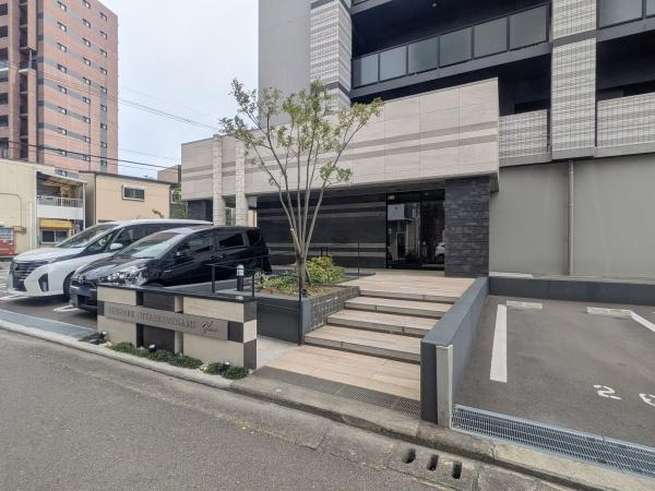 サンパーク大分駅南グラッセのエントランス|スタイリッシュなデザインのエントランスが印象的です。植栽を取り入れた空間が視線を引き付けます。ゆったりとした階段設計でアクセスもしやすくなっています。建物全体と調和した外観が魅力です。