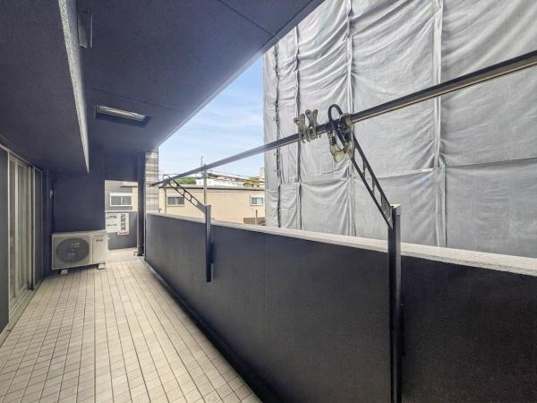 サンパーク大分駅南グラッセのバルコニー|ゆとりある広さのバルコニーは室外機や物干しスペースが確保されています。
開放感のある空間で通風や日当たりも期待できます。
手すり部分も高めで安心感のある設計です。