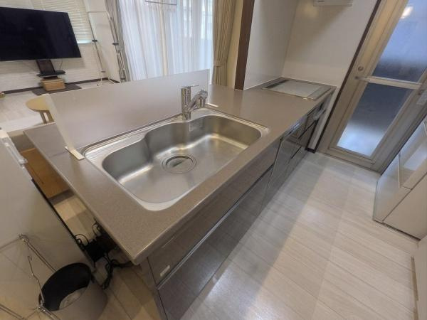 サンパーク大分駅南グラッセのキッチン|シンプルですっきりとしたキッチン空間です。
広々としたシンクが特徴的でお手入れがしやすい印象です。