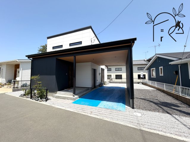 【新築】太田市亀岡町　３LDKの外観|ガレージ奥には砂利スペースがありお庭としても広々使えます