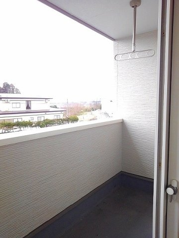 フローレスＢのバルコニー|お洗濯にも便利なバルコニー付き