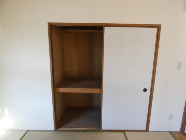 エスポワール東所沢の収納|同タイプ別室の写真になります。