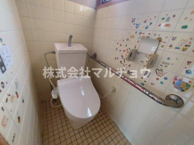 下三栖戸建てのトイレ|ゆったりとした空間のトイレです