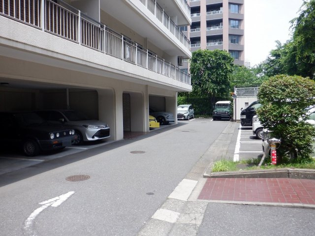月島リバーハウスB棟の駐車場
