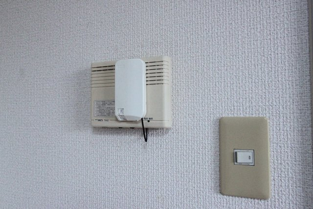 フォーブル白子Bの設備|光コンセントと電話機がモニターフォンになる切り替え機（電話が無い場合はインターフォンのスピーカー）