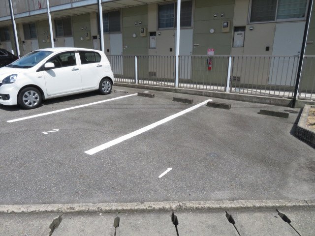 加古川市加古川町中津のアパートの駐車場