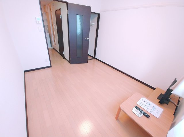 神戸市西区玉津町西河原のアパートの居間・リビング