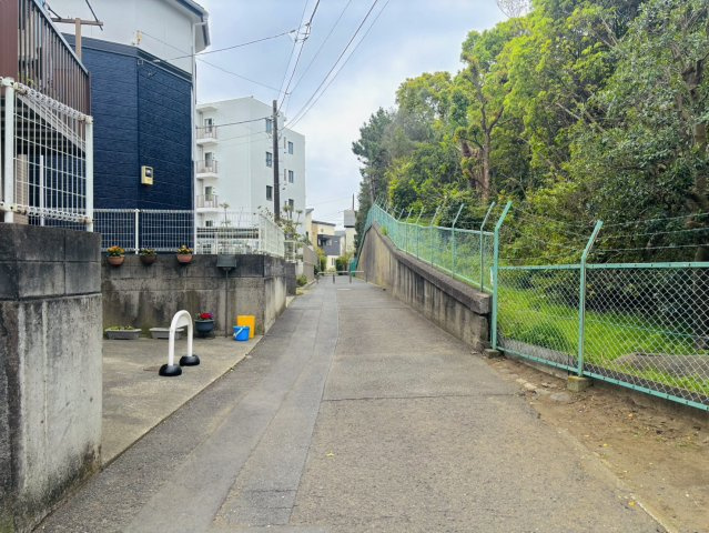 藤沢市辻堂西海岸２丁目　中古戸建　の前面道路含む現地写真
