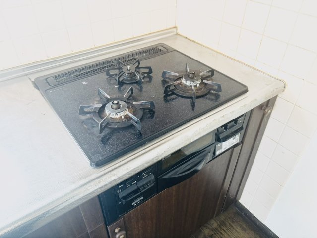 藤沢市辻堂西海岸２丁目　中古戸建　のキッチン|３口コンロ