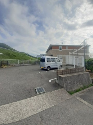 【駐車場】 | ルミナス | 駐車場があるので、車を買う予定の方も安心です