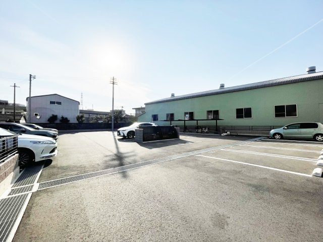イリスコートの駐車場