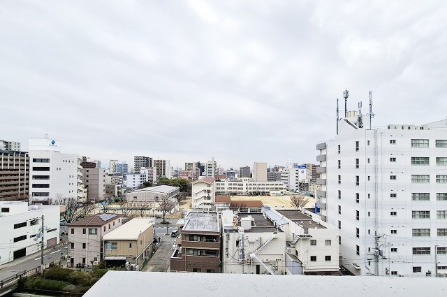 ターミナルマンション朝日プラザ堺の展望|眺望：11階建ての8階部分で開けた眺望を楽しめます。
