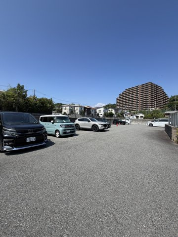 ファミーユコートの駐車場