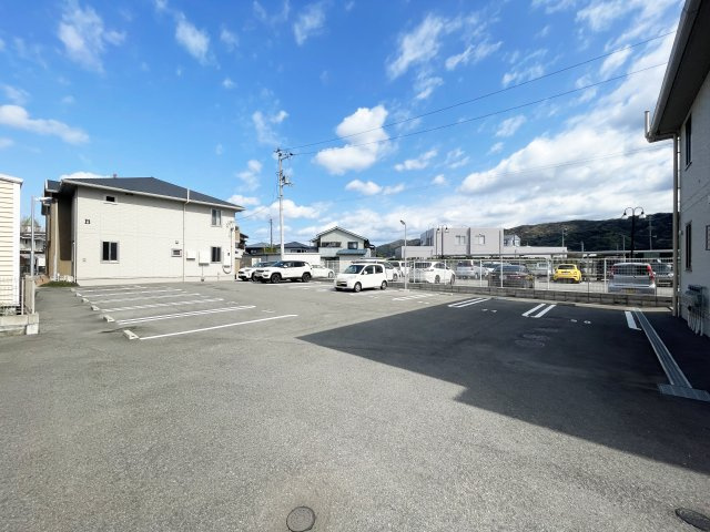 マリーゴールド B棟の駐車場