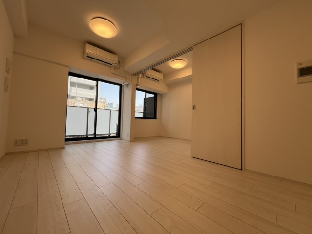 窓も大きく室内は明るいです