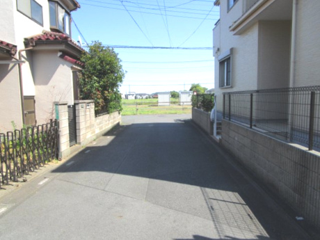 北本市本宿７丁目　売地の前面道路含む現地写真