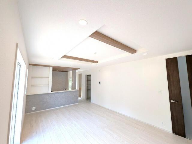 遠賀郡水巻町吉田南２丁目の新築一戸建の居間・リビング|リビング全景 