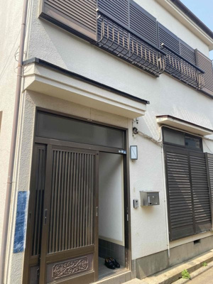 【玄関】 | 富士見市羽沢二丁目戸建て | 収納もある玄関です