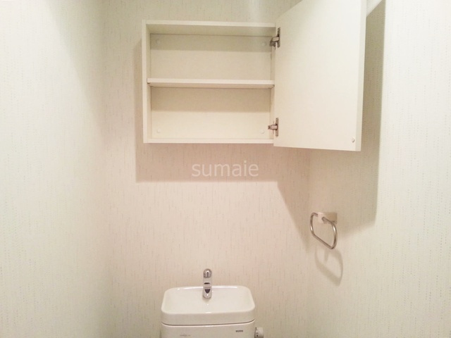 プリマステラのトイレ|トイレ上部にも収納スペースあります