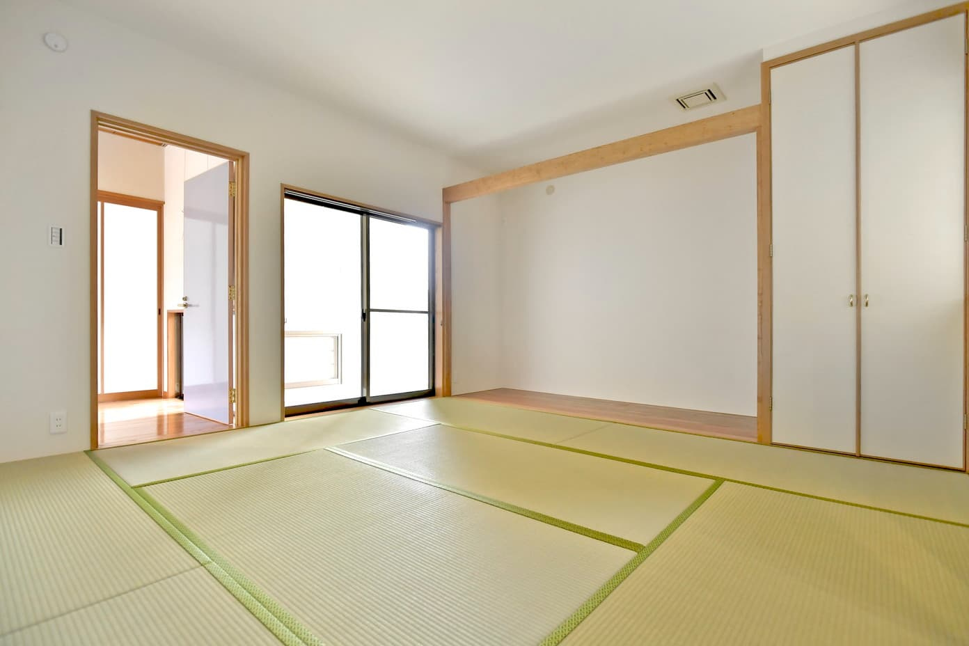 岡山市南区妹尾　事務スペース付き住宅の和室|１階和室９．４帖。
畳・襖・障子張替済みです。