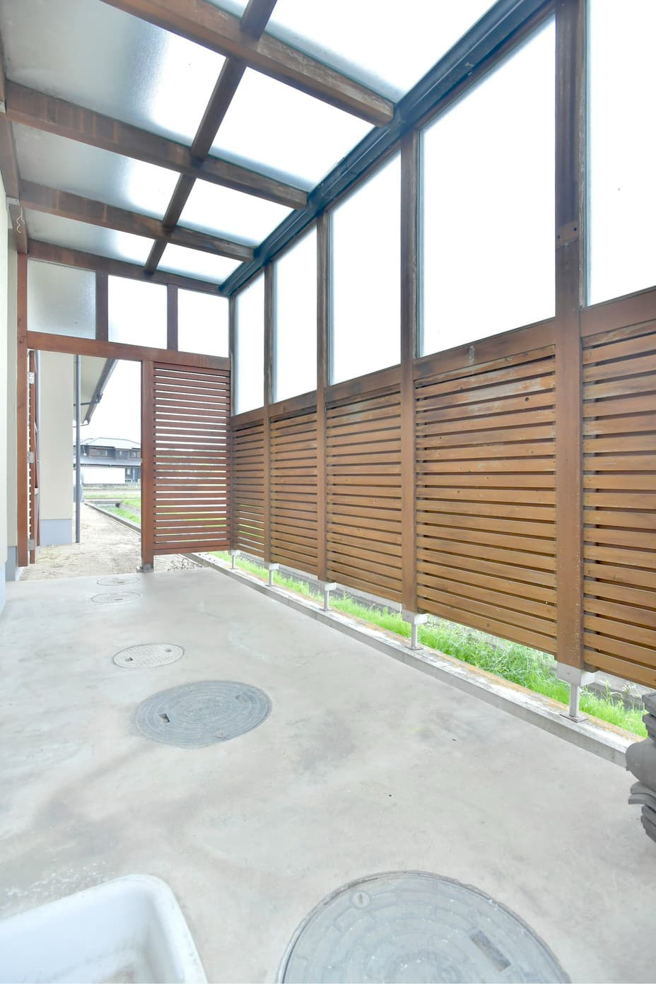 岡山市南区妹尾　事務スペース付き住宅の収納|建物裏に屋根付きの収納スペースがあります。