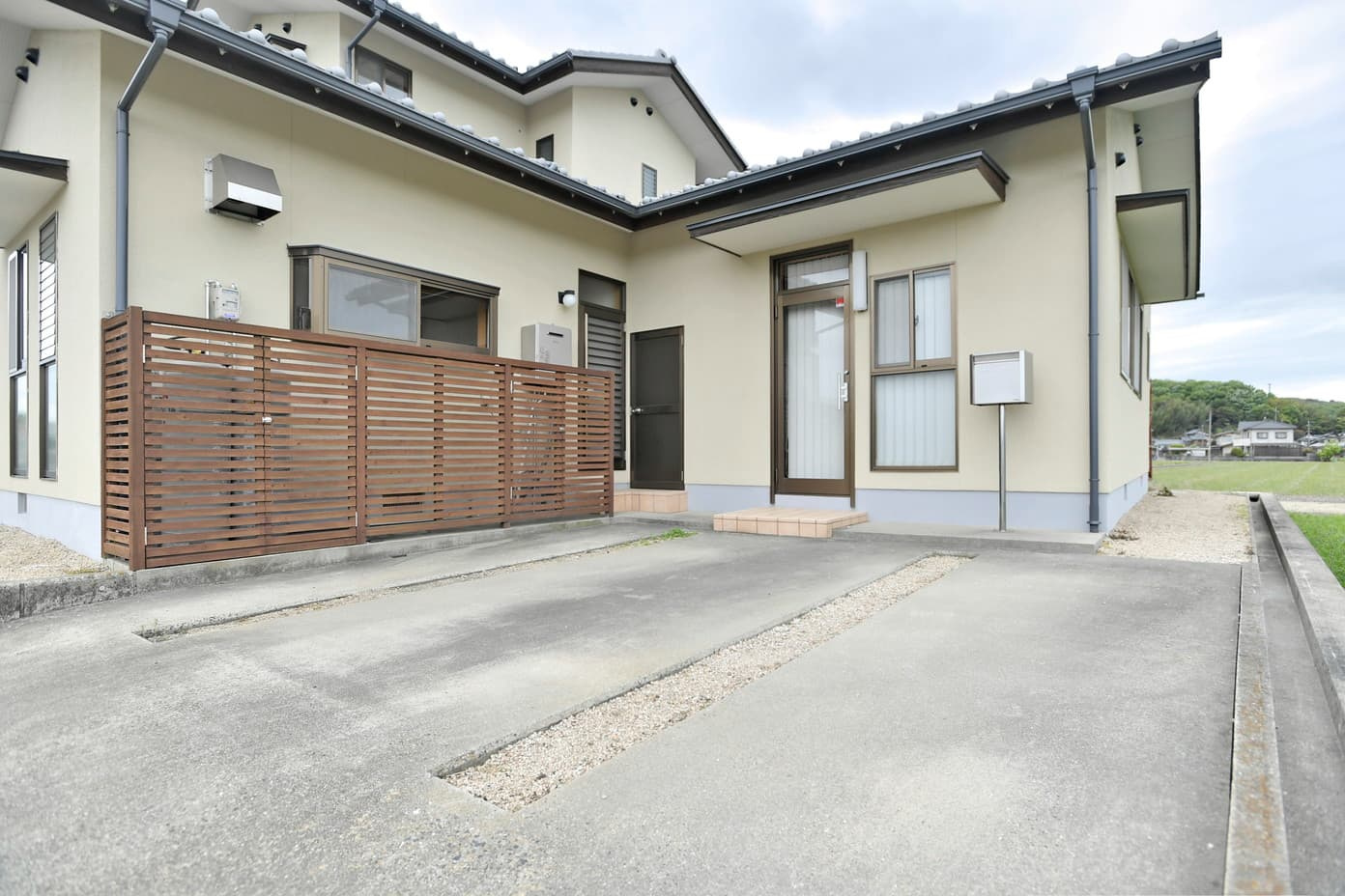 岡山市南区妹尾　事務スペース付き住宅の玄関|事務所スペース側の玄関。