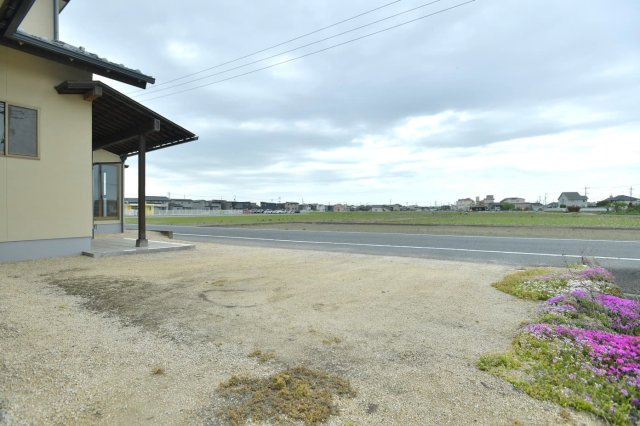 岡山市南区妹尾　事務スペース付き住宅の駐車場|駐車スペースは合計で４台分あります。