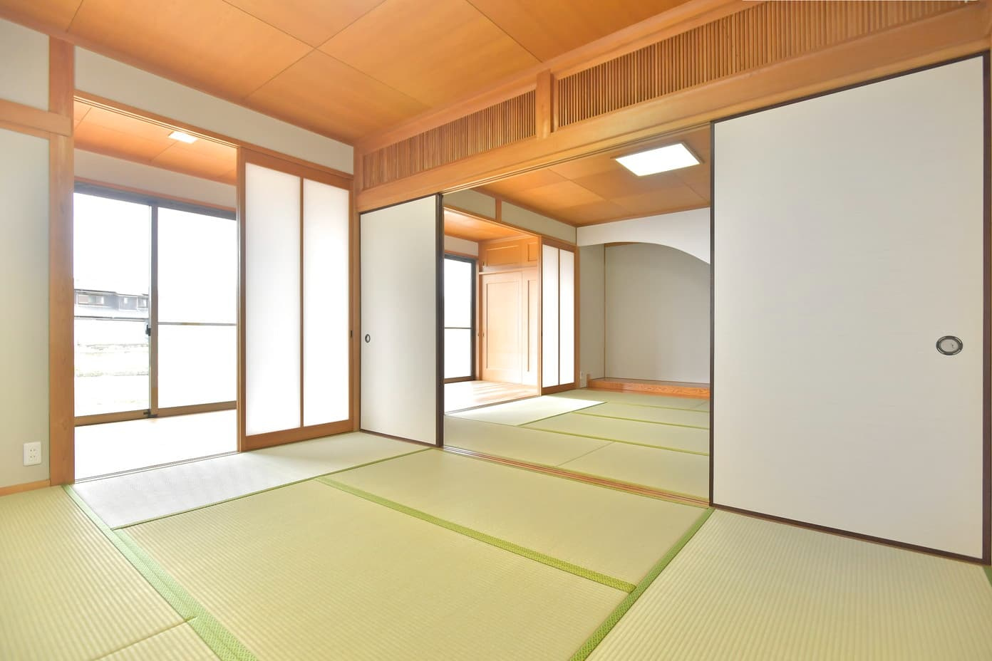 岡山市南区妹尾　事務スペース付き住宅の和室|１階南側の続き和室９．４帖と７．０帖。
畳・襖・障子張替済みです。