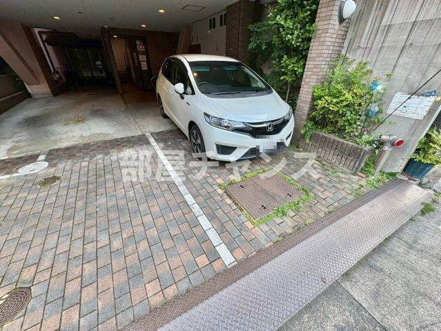 ルミナ新栄の駐車場