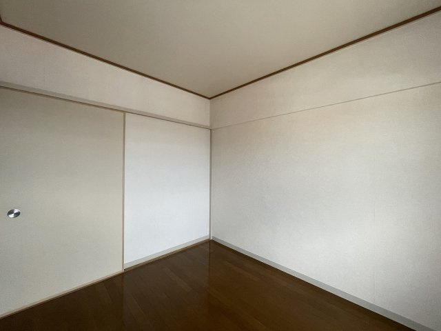 落ち着いた色調の寝室です