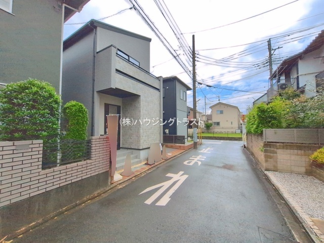 仲介手数料無料　所沢市向陽町・新築全2棟の前面道路含む現地写真
