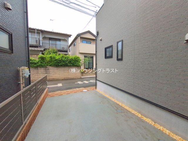 仲介手数料無料　所沢市向陽町・新築全2棟の前面道路含む現地写真