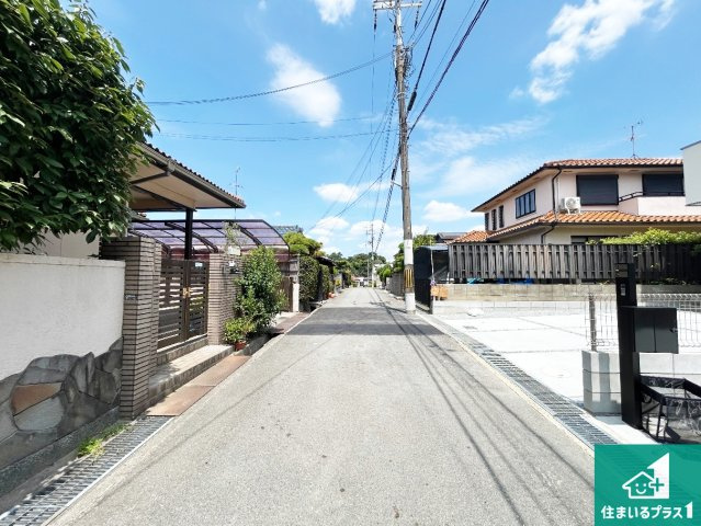 堺市西区堀上緑町　第2期　新築一戸建ての前面道路含む現地写真|周辺は閑静な住宅街！前面道路広々で車の出し入れも便利です。駐車が苦手な方でも安心して車庫入れできます！
