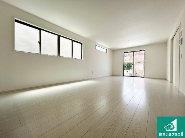堺市西区堀上緑町　第2期　新築一戸建ての居間・リビング|シンプルなリビングは、観葉植物等のインテリアを楽しめますね！パパ好みにも、ママ好みにも家具次第で雰囲気を変えることができます！