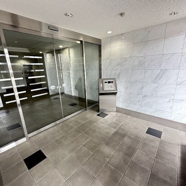 グレンパーク中島のエントランス|建物の内部です