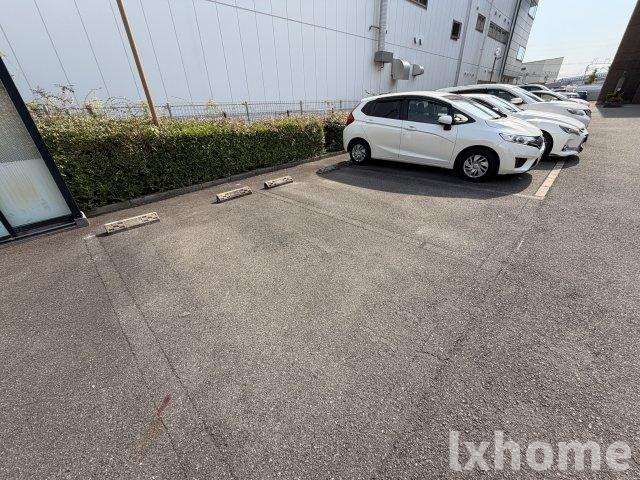 エトワール新在家の駐車場