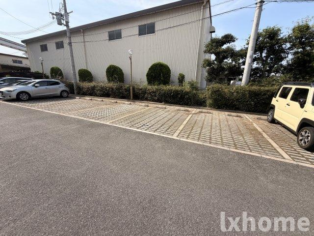 エトワール新在家の駐車場