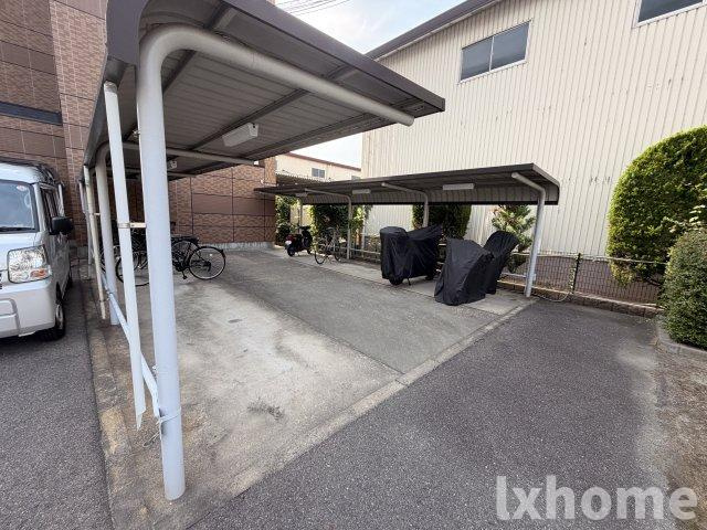 エトワール新在家の駐車場