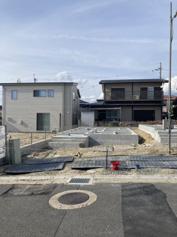 長尾東町1【新築戸建】全2棟の外観|（A号棟側）2台駐車が可能なスペース有り。共働き世帯にもありがたい♪