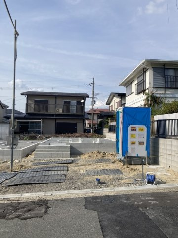 長尾東町1【新築戸建】全2棟の外観|（B号棟側）B号棟も2台駐車ができるスペース有り。