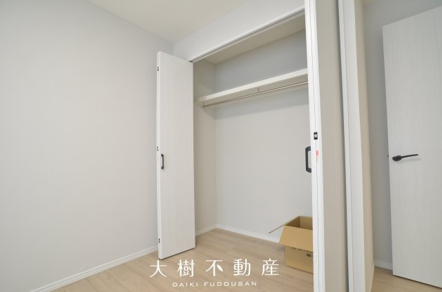 【洋室】 | 東建ニューハイツ海老名13号棟　4階3LDK　リフォーム済み | 洋室2（5.0帖）クローゼット