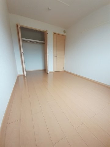 ストロベリー・Ｇ　弐番館の寝室|クローゼット付の寝室です☆