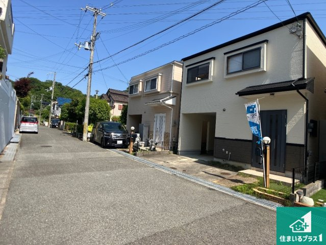 神戸市須磨区妙法寺白坂　中古一戸建ての前面道路含む現地写真|周辺は閑静な住宅街！前面道路広々で車の出し入れも便利です。駐車が苦手な方でも安心して車庫入れできます！
